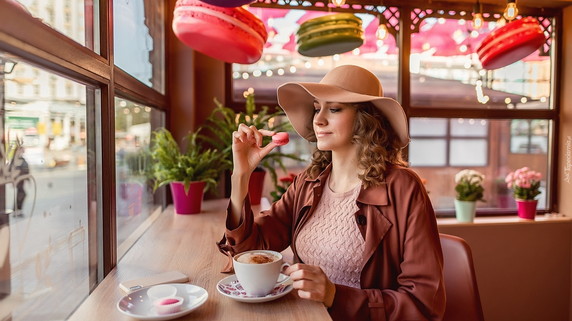 tapeta-kobieta-w-kapeluszu-przy-kawiarnianym-stoliku.jpg