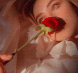 dívka s růží gif