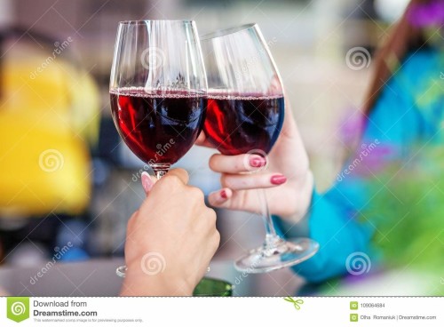 szkła czerwone wino w ich rękach wznosi toast pojęcie przyjęcie 109064684 (1)