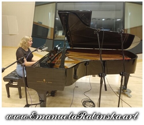 Kompozytorka Emanuela Rabinska podczas pracy na fortepianie nad akompaniamentem do utworu muzycznego Called Angel