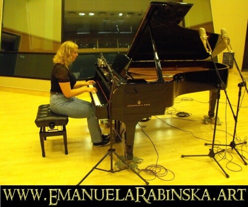 Pianistka Emanuela Rabinska podczas komponowania na fortepianie w studio Radio Katowice