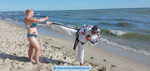 Solistka-Emanuela-Rabinska-podczas-spotkania-z-wielkim-mistrzem-taekwondo-Panen-Wojciechem-Dolnym.jpg