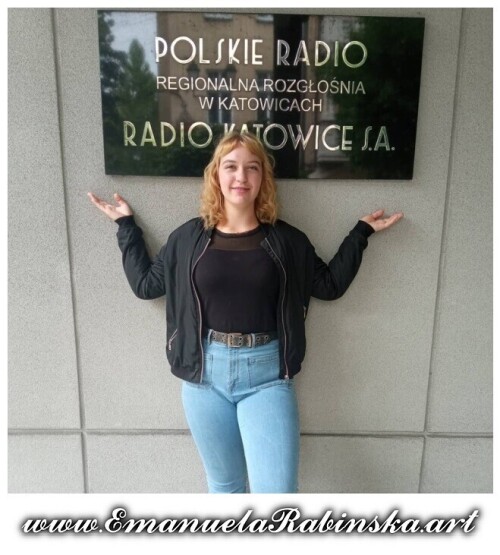 Solistka Emanuela Rabinska przed nagraniem utworu muzycznego Called Angel w studio Radio Katowice