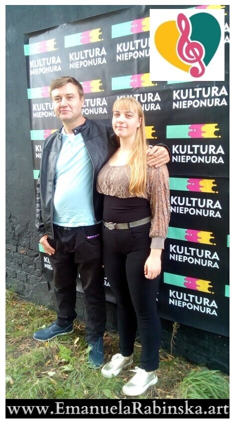 Wokalistka-Emanuela-przed-wystepem-na-koncercie-festiwalu-Kultura-Nieponura-w-2020r.jpg