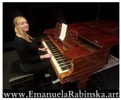 Kompozytorka-Emanuela-Rabinska-podczas-gry-na-fortepianie-w-Studio-Radio-Opole.jpg