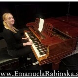 Kompozytorka-Emanuela-Rabinska-podczas-gry-na-fortepianie-w-Studio-Radio-Opole